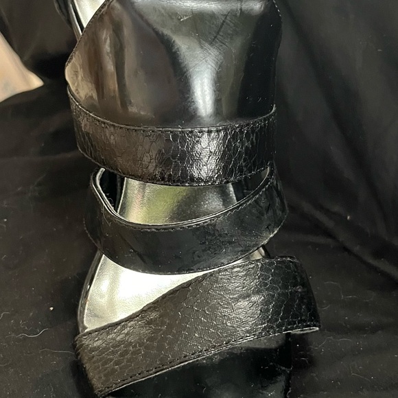 Qupid strappy black heel size 6.5 US. - Picture 7 of 7